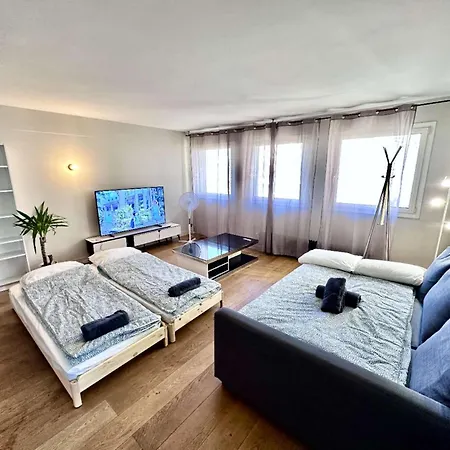 Say Hello To The Eiffel Tower Homestay *