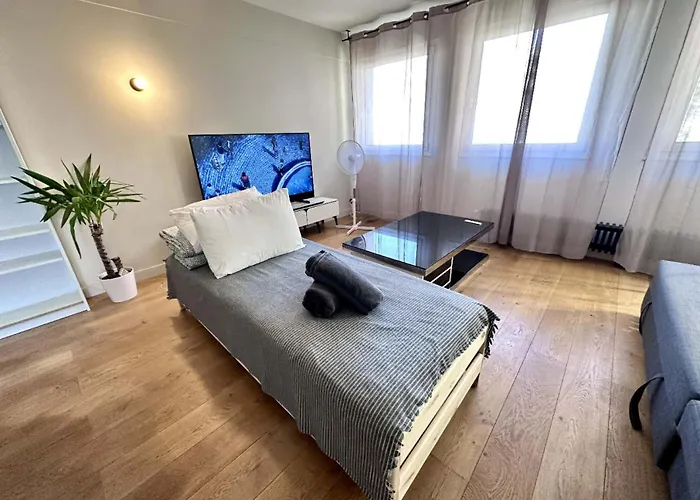 Say Hello To The Eiffel Tower パリ