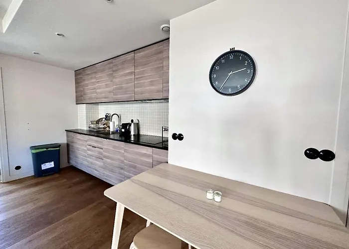 Say Hello To The Eiffel Tower * パリ