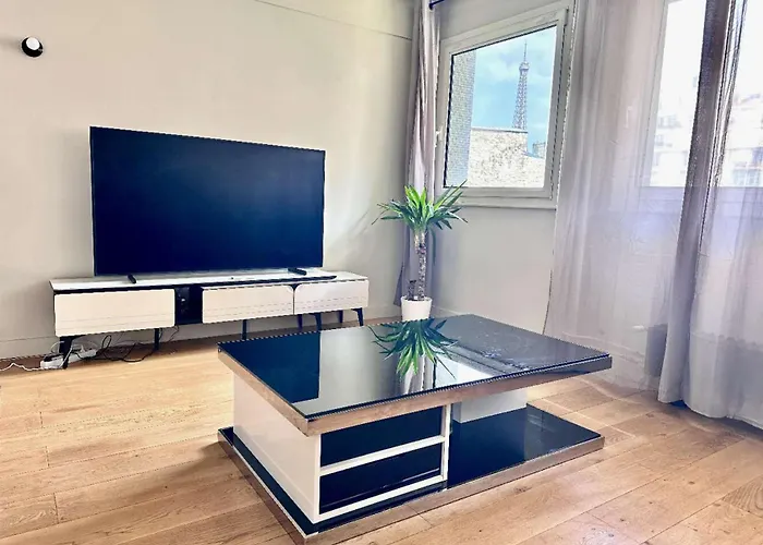 Say Hello To The Eiffel Tower パリ