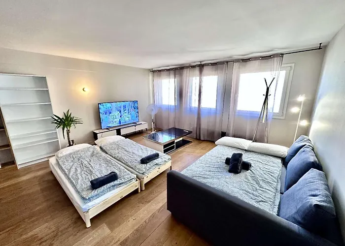 Say Hello To The Eiffel Tower ホームステイ *