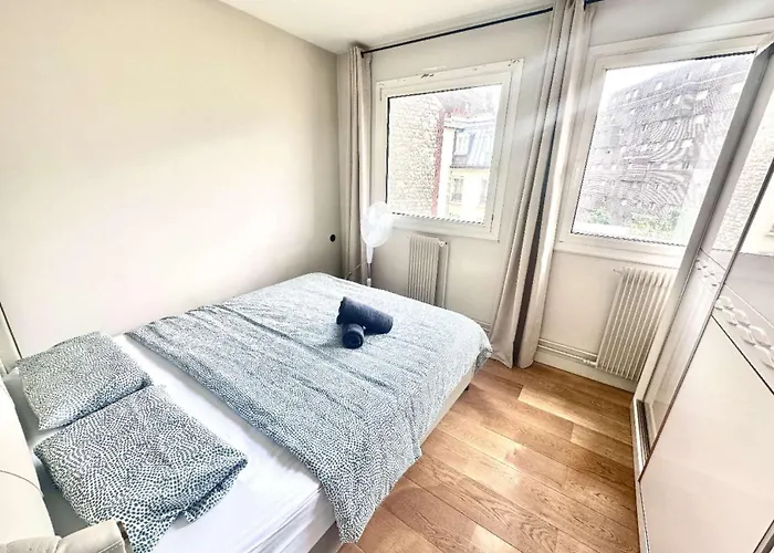 Say Hello To The Eiffel Tower パリ